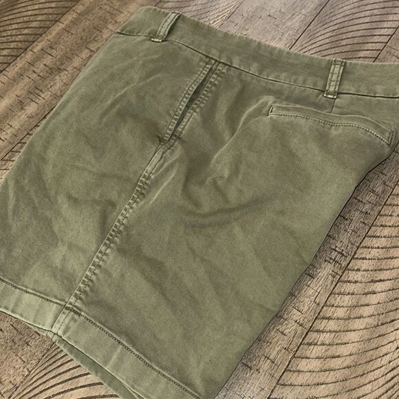 J Crew Travel 🧳 Shorts 🩳 4 Pockets for your gear ⚙️💴💳💄Sanitized & sealed! - Picture 13 of 17